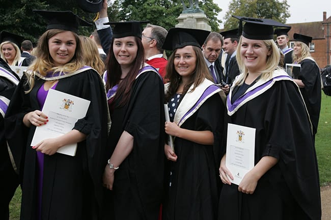 Du học Anh với học bổng lên tới £5000 chương trình sau Đại học