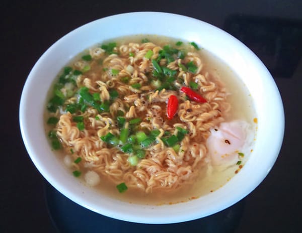 Nên mang theo mì gói và gia vị Việt