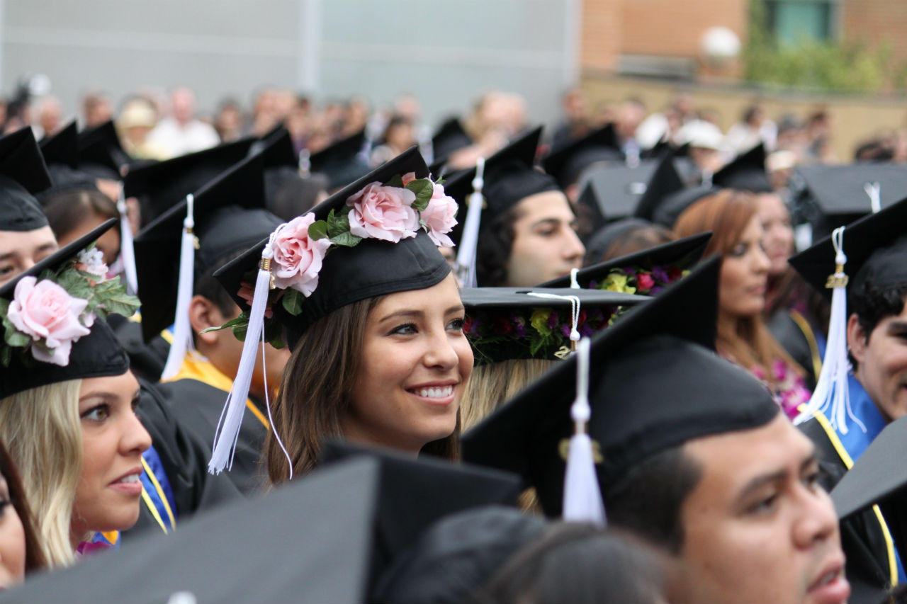 Giáo dục Mỹ hướng sinh viên theo đuổi ngành phù hợp với tố chất Suy nghĩ của học sinh, sinh viên Với nền giáo dục như nói trên, học sinh, sinh viên Việt Nam sẽ học trong tâm thế chạy theo điểm, còn học sinh, sinh viên Mỹ sẽ học vì một tương lai tốt đẹp hơn. Trường học Việt Nam chú trọng thành tích trong khi trường học của Mỹ quan tâm đến thành tựu. Giáo dục Việt Nam hướng sinh viên đến một tương lai khi ra trường sẽ tìm được một công việc tốt, còn giáo dục Mỹ lại hướng sinh viên khi ra trường cách làm thế nào để trở thành ông chủ. Nền giáo dục khác nhau dẫn đến suy nghĩ của sinh viên về việc học, về tương lai cũng khác nhau. Vẫn biết mọi sự so sánh là khập khiễng, nhất là khi mức sống và nền văn hóa của mỗi quốc gia là khác nhau. Tuy nhiên công bằng mà nói giáo dục Mỹ chính là tấm giương sáng để Việt Nam chúng ta học hỏi và noi theo từng ngày. 2