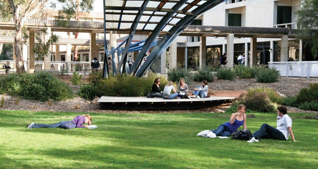 Cơ hội nhận học bổng tại Đại học hàng đầu nước Úc, University of Canberra 