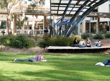 Cơ hội nhận học bổng tại Đại học hàng đầu nước Úc, University of Canberra 