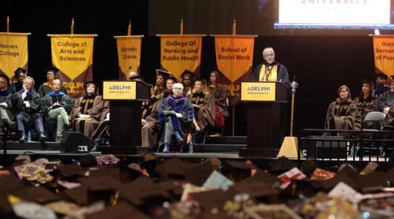 Một buổi lễ tốt nghiệp tại trường Adelphi