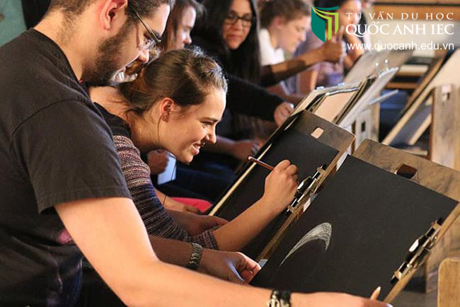 Sinh viên có toàn quyền sử dụng phòng tập, sân bóng và những địa điểm câu lạc bộ khác