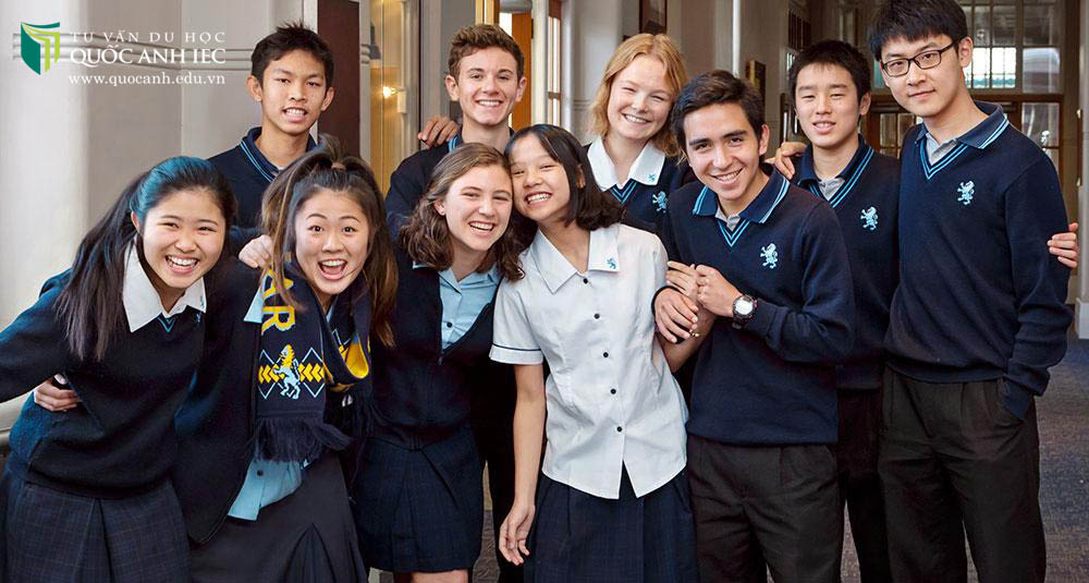 Đồng phục và học sinh của trường