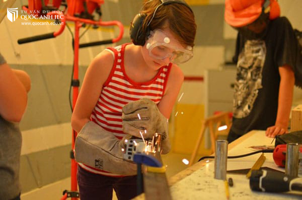 Nhà trường dạy học sinh những điều mà phụ huynh luôn cấm