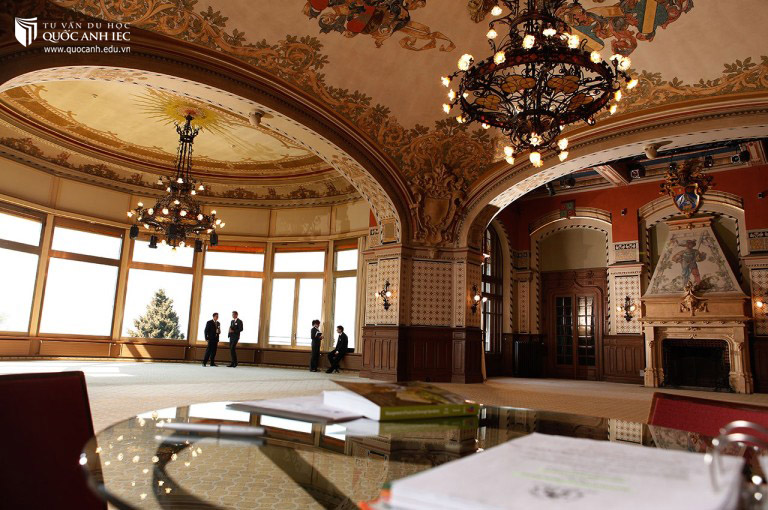 Khu vực sảnh trường SHMS