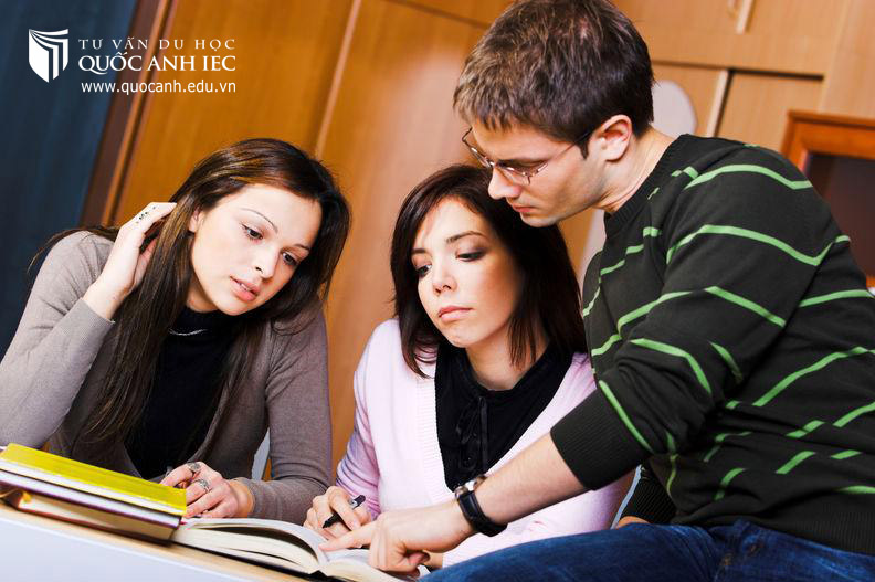 Chi phí học tập, sinh hoạt ngoại khóa cũng cần được quan tâm