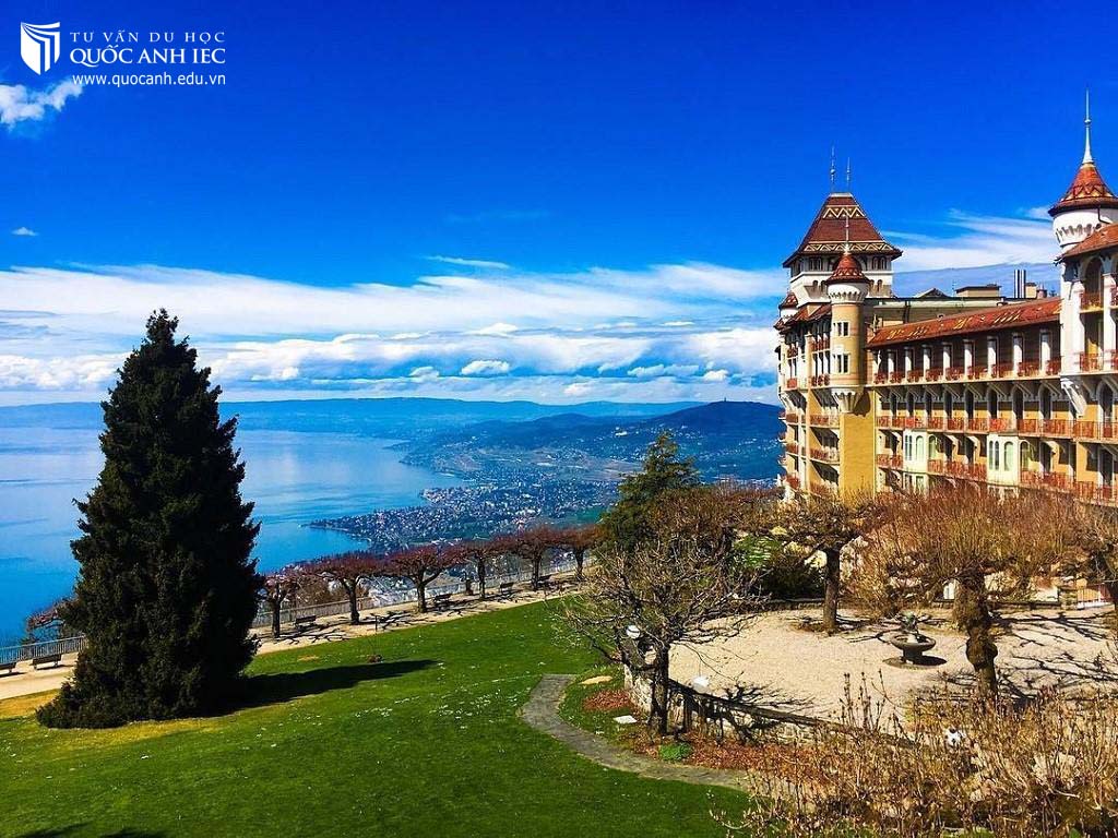 Khung cảnh trường Đại học SHMS