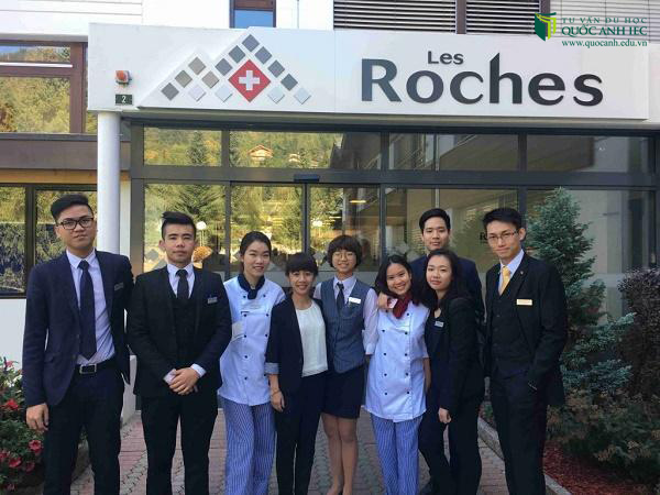 Sinh viên đang theo học chuyên ngành Hospitality tại Les Roches, Bluche, Thụy Sĩ
