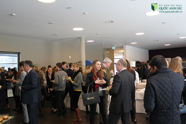 Giao tiếp với bạn bè quốc tế tại Thụy Sĩ