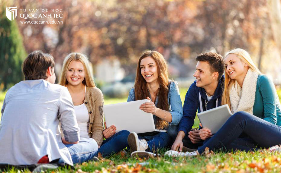 Không chỉ học trên giảng đường, bạn còn được va chạm thực tế