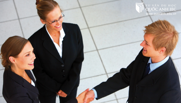 Người Thụy Sĩ coi trọng cái bắt tay và cách chào hỏi khi gặp mặt (Ảnh minh họa)